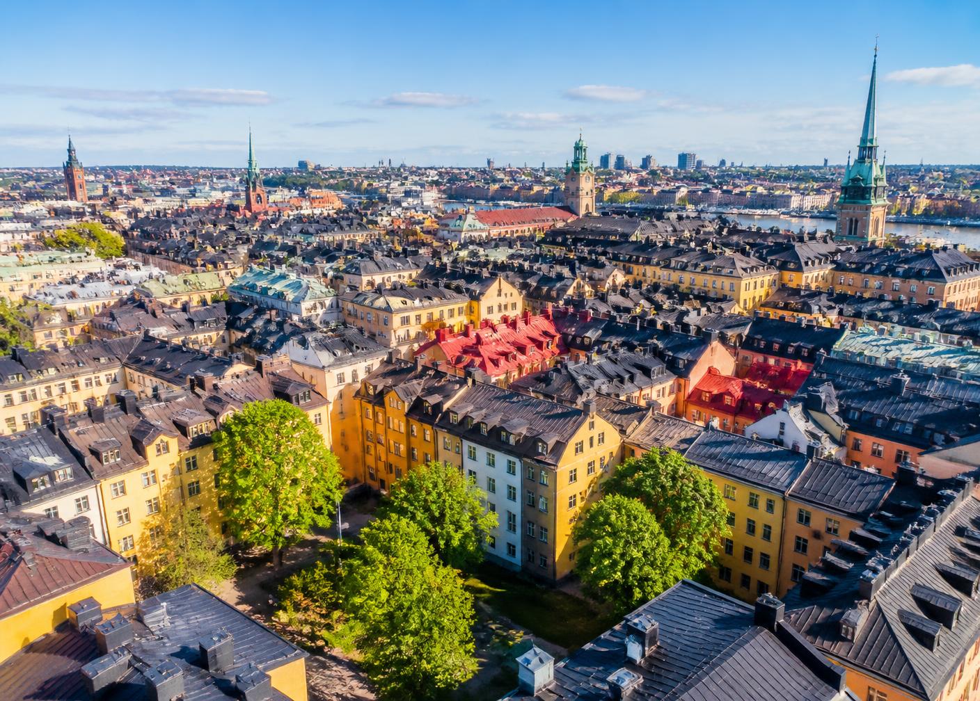 Vy över stadens tak i dagsljus